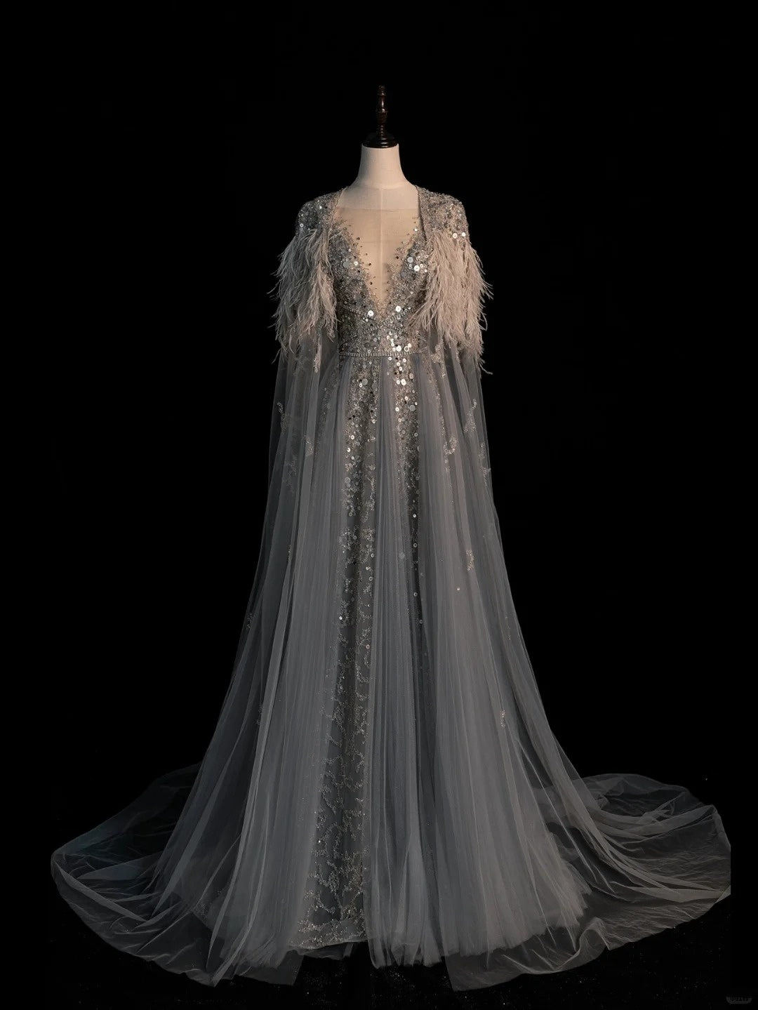 Robe de bal grise en tulle, coupe trapèze, col en V et corsage orné de perles - Inspiration robe de soirée princesse N763