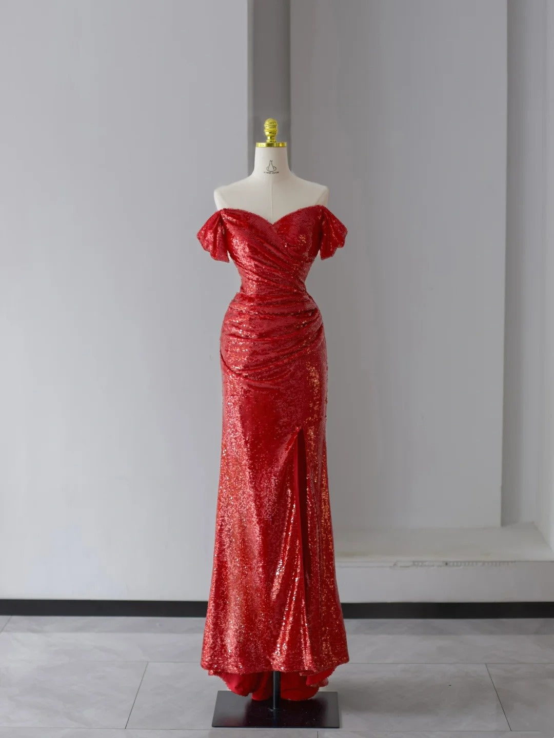 Glitzer-Abschlussballkleider Meerjungfrau Off Shoulder Rot Pailletten mit Rüschen Langes Ballkleid N2945
