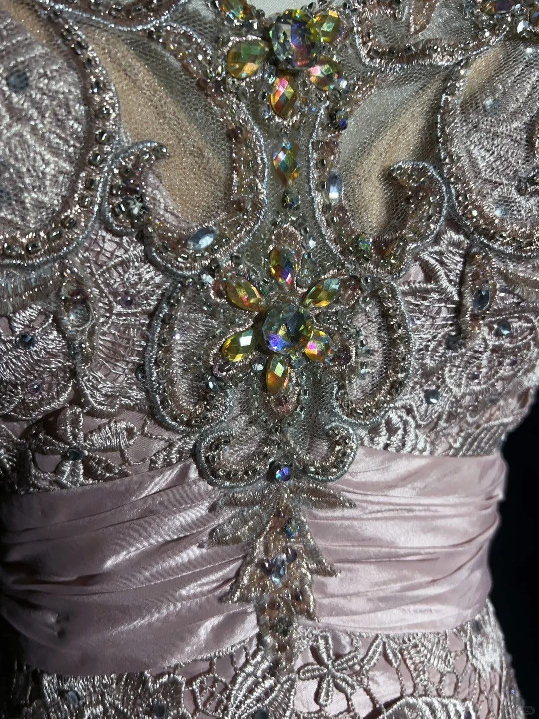 Vintage Abschlussballkleider 1960er Jahre Meerjungfrau V-Ausschnitt Rosa Spitze mit appliziertem perlenbesetztem langen Abschlussballkleid N3107