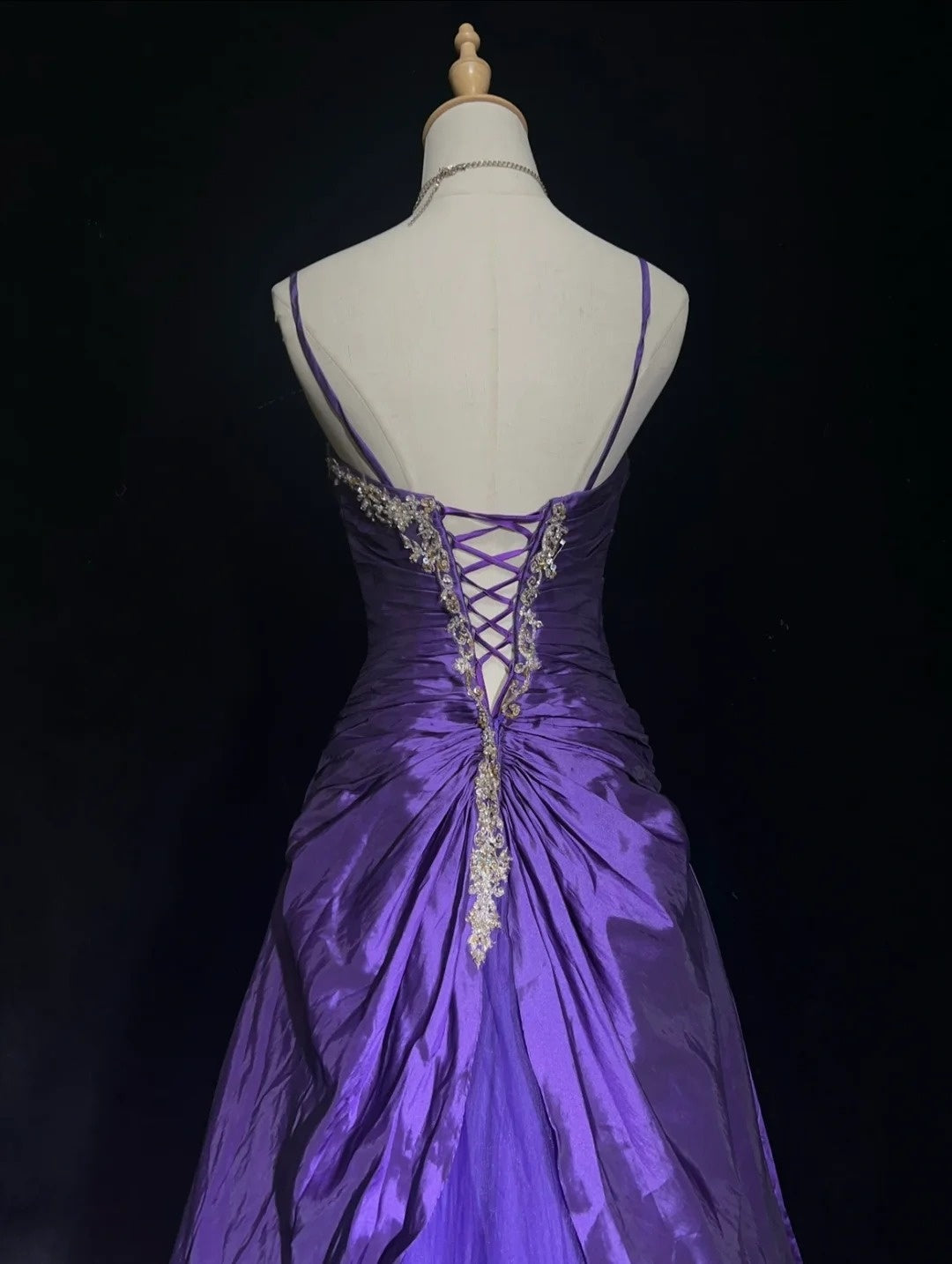Vintage Abschlussballkleider 1960er Ballkleid Spaghettiträger Lila mit Perlenumhang Langes Abschlussballkleid N3120