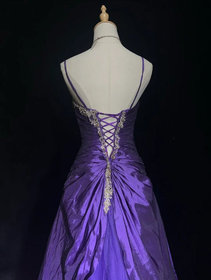 Vintage Abschlussballkleider 1960er Ballkleid Spaghettiträger Lila mit Perlenumhang Langes Abschlussballkleid N3120