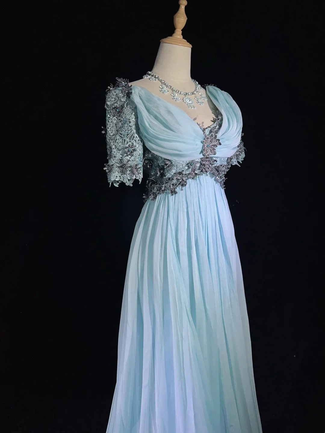 Vintage Abschlussballkleider 1960er A-Linie V-Ausschnitt Hellblau Chiffon mit appliziertem langen Abschlussballkleid N3109