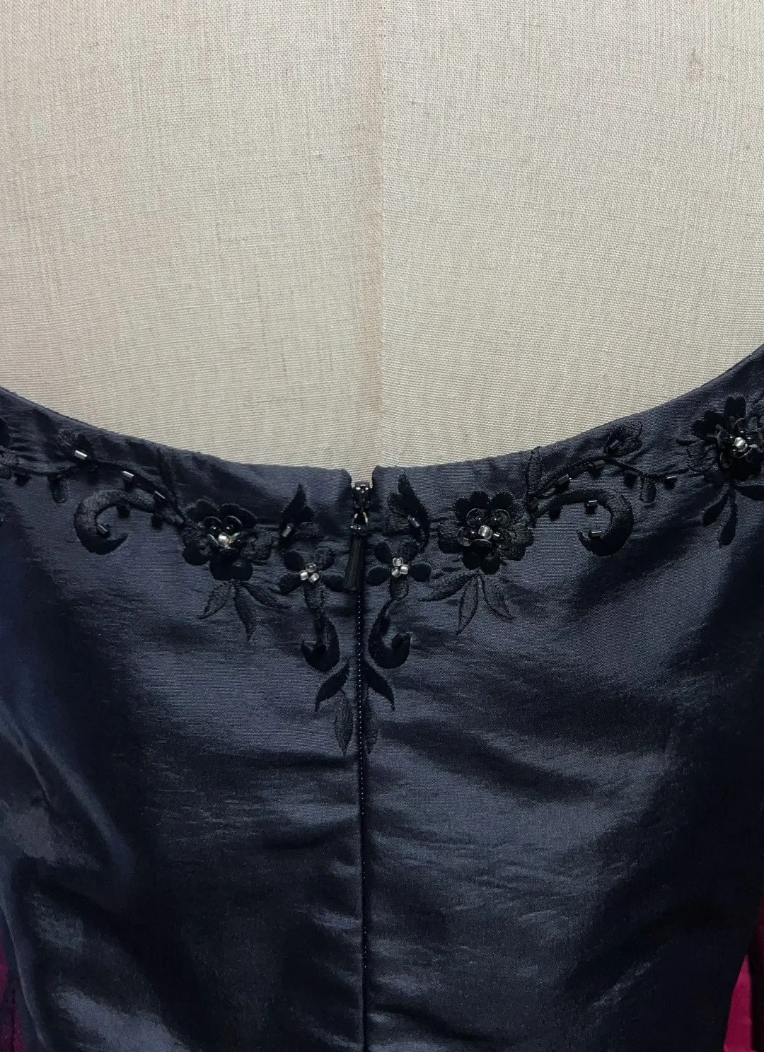 Bezaubernde Ballkleider A-Linie Black Tie Kleid mit bestickten, perlenbesetzten langen Ärmeln Formelle Abendgarderobe N3694