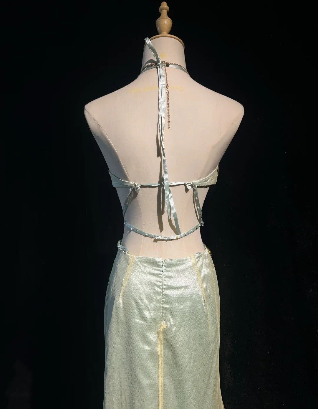 Élégantes Robes de Bal Chic Sirène Licou Vert Satin Dos Nu Sans Manches Avec Perles Robes de Soirée Semi-Formelles N3799