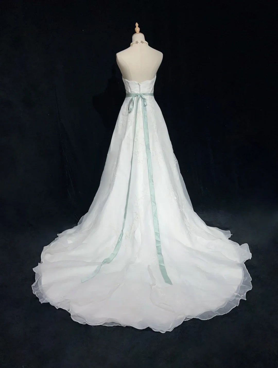 Robes de mariée uniques ligne A bustier blanc avec perles jardin d'été longue robe de mariée N3676