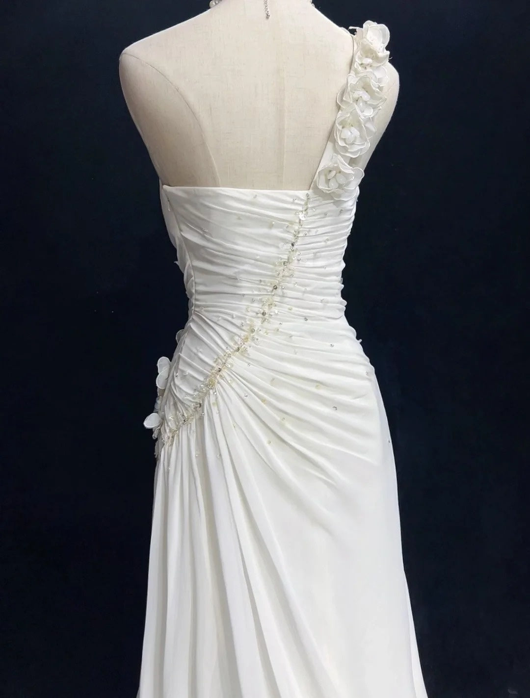Robes de mariée uniques sirène asymétrique en mousseline blanche avec perles, robe de mariée longue pour jardin d'été N3679