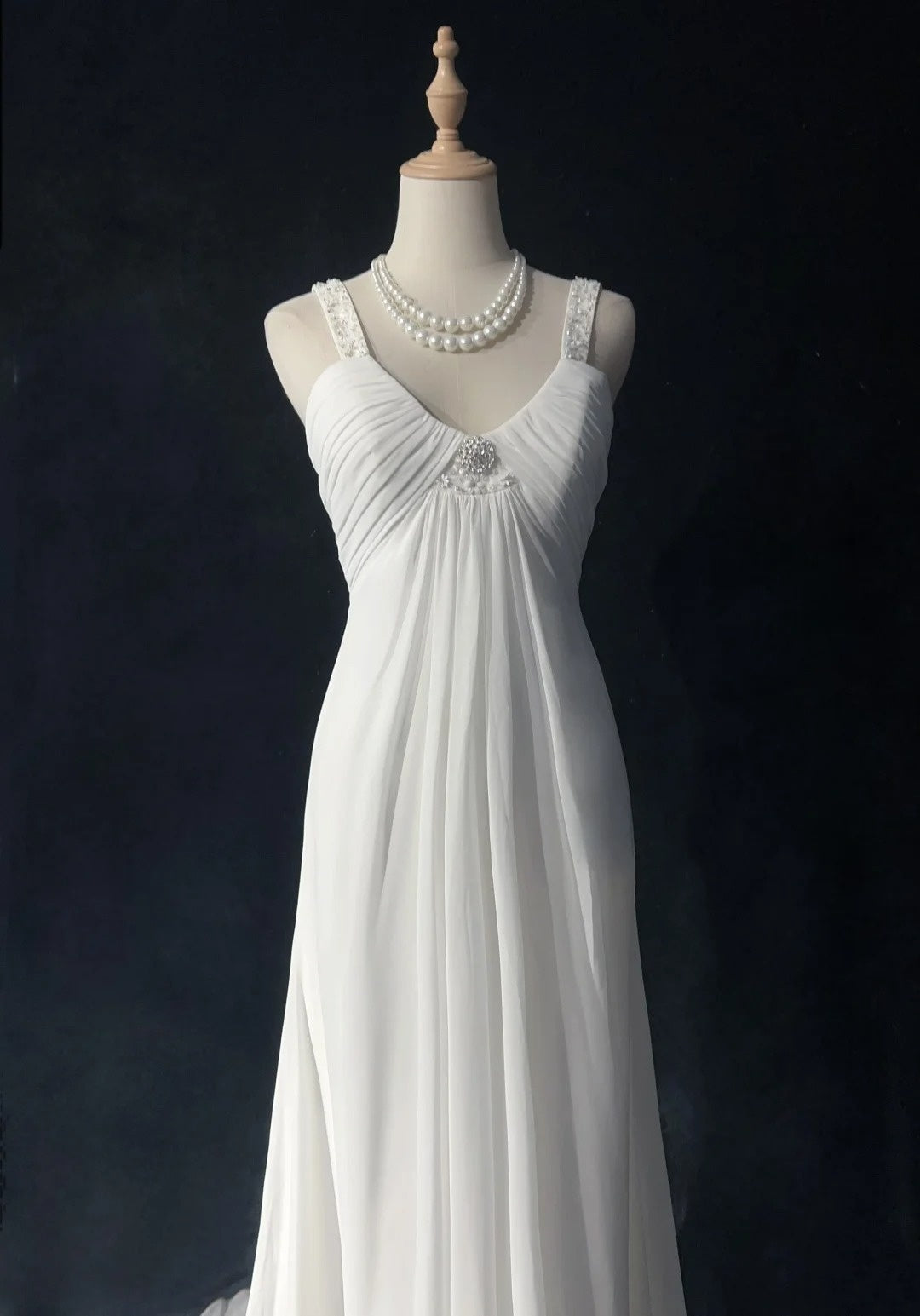 Einfache weiße Abschlussballkleider A-Linie V-Ausschnitt Chiffon Ärmellos mit Perlen Semi-formelles Abendkleid N3820