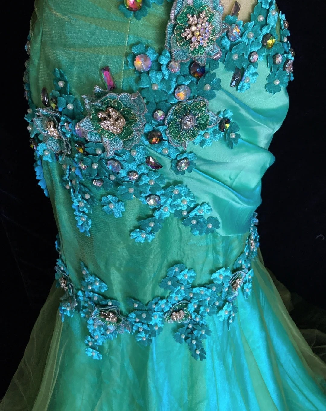 Elegante Abschlussballkleider Meerjungfrau Spaghettiträger Grüner Tüll mit Blumen Bodenlang Formelle Abendgarderobe N3490