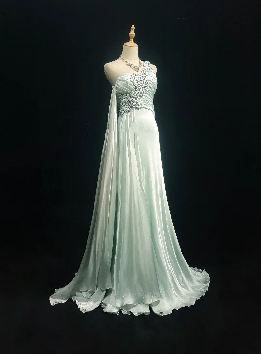 Belles Robes de Bal Trapèze Asymétrique Épaule Gauche Mousseline de Soie Vert Clair Ornée de Cristaux Longues Robes de Soirée Formelles N3678
