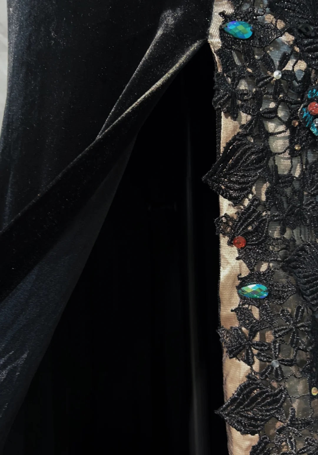 Robes de bal vintage Sirène Asymétrique Velours Noir Paillettes avec Fente Longue Robe de Soirée Années 70 N2579