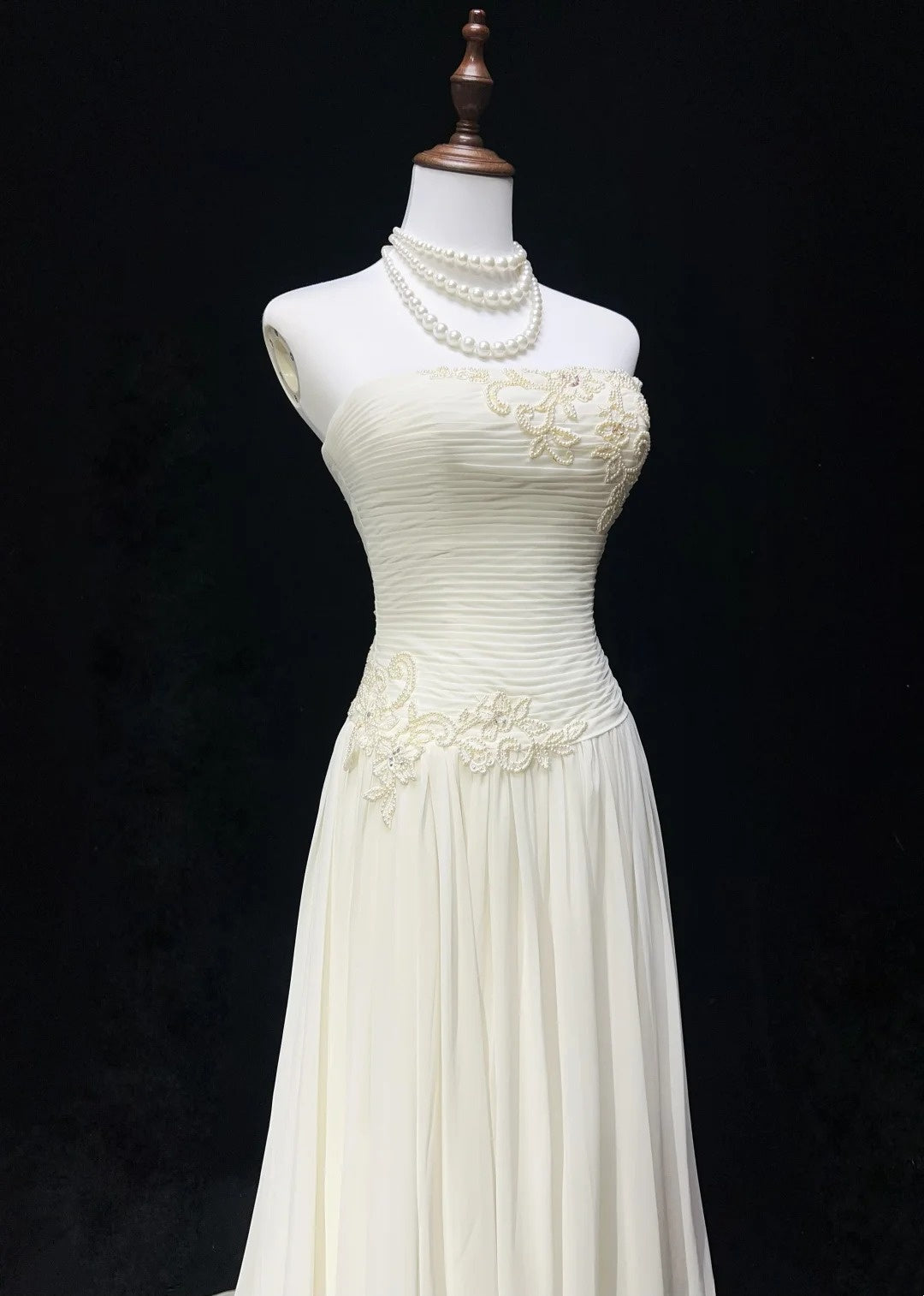 Robes de mariée intemporelles, coupe trapèze, bustier, en mousseline blanche avec longue traîne brodée N3013