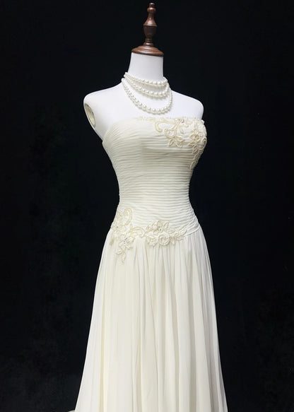 Robes de mariée intemporelles, coupe trapèze, bustier, en mousseline blanche avec longue traîne brodée N3013