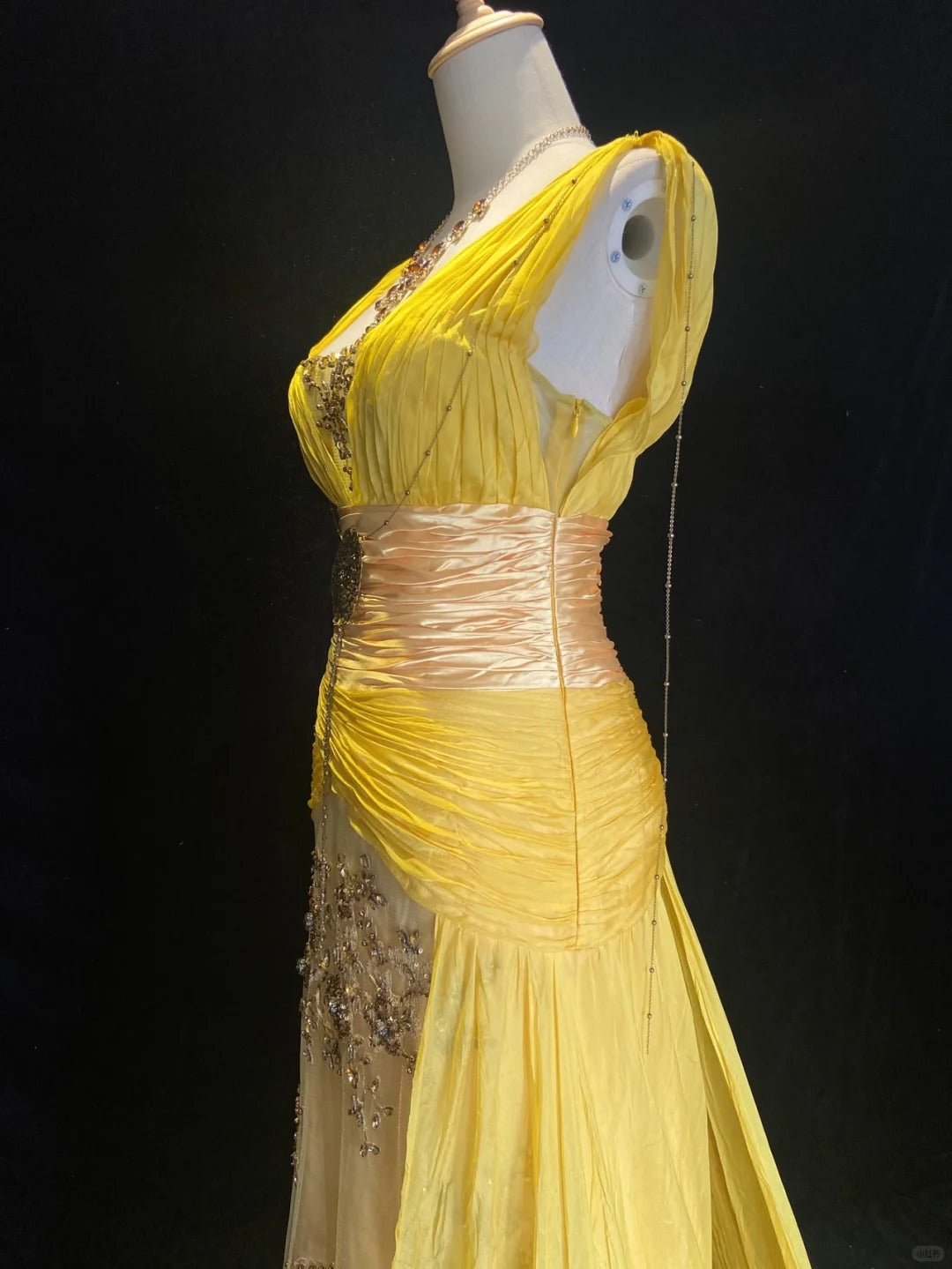 Robes de bal modestes sirène col en V mousseline jaune avec perles dentelle dorée longue robe de soirée formelle N3867