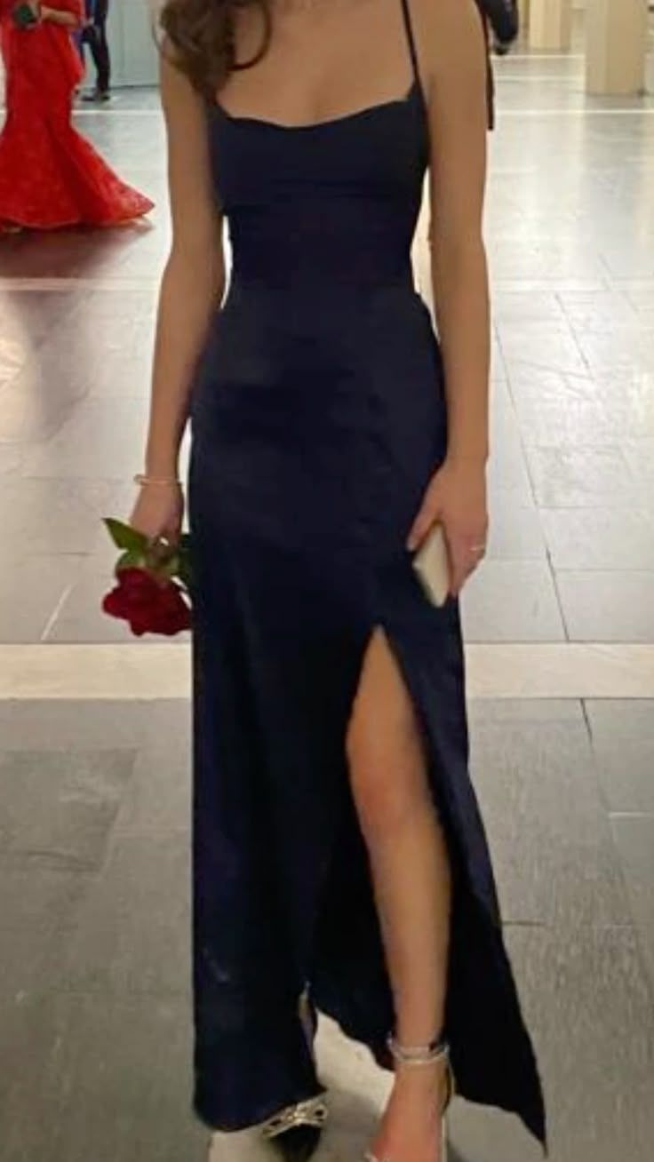 Robe de bal longue bleu roi à fente et bretelles spaghetti, style fourreau unique. Inspiration robe de soirée bleu foncé AB720