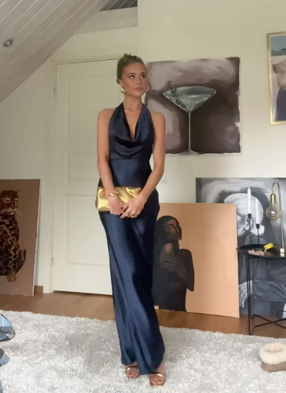 Robe de soirée sirène chic, dos nu, bleu marine, en satin soyeux, longue et élégante, idéale pour un bal de promo ou un dîner. Référence AB2038.