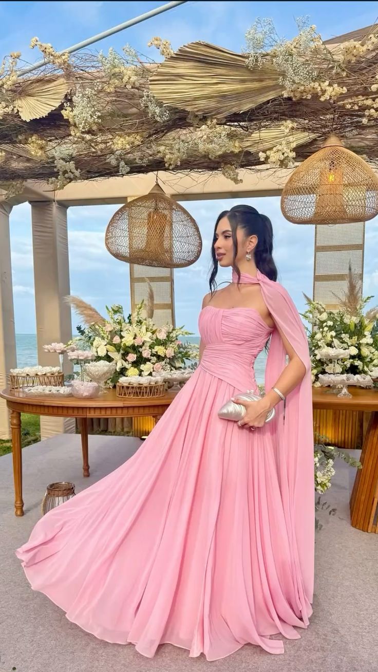 Robe de bal longue rose en mousseline de soie, bustier, coupe trapèze, avec foulard intégré. Idéale pour une invitée à un mariage ou une soirée (N284).