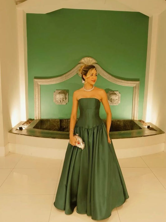 Elegantes, ärmelloses, trägerloses Abendkleid in A-Linie aus olivgrünem Satin mit Korsett-Taille und Baskenmütze AB452
