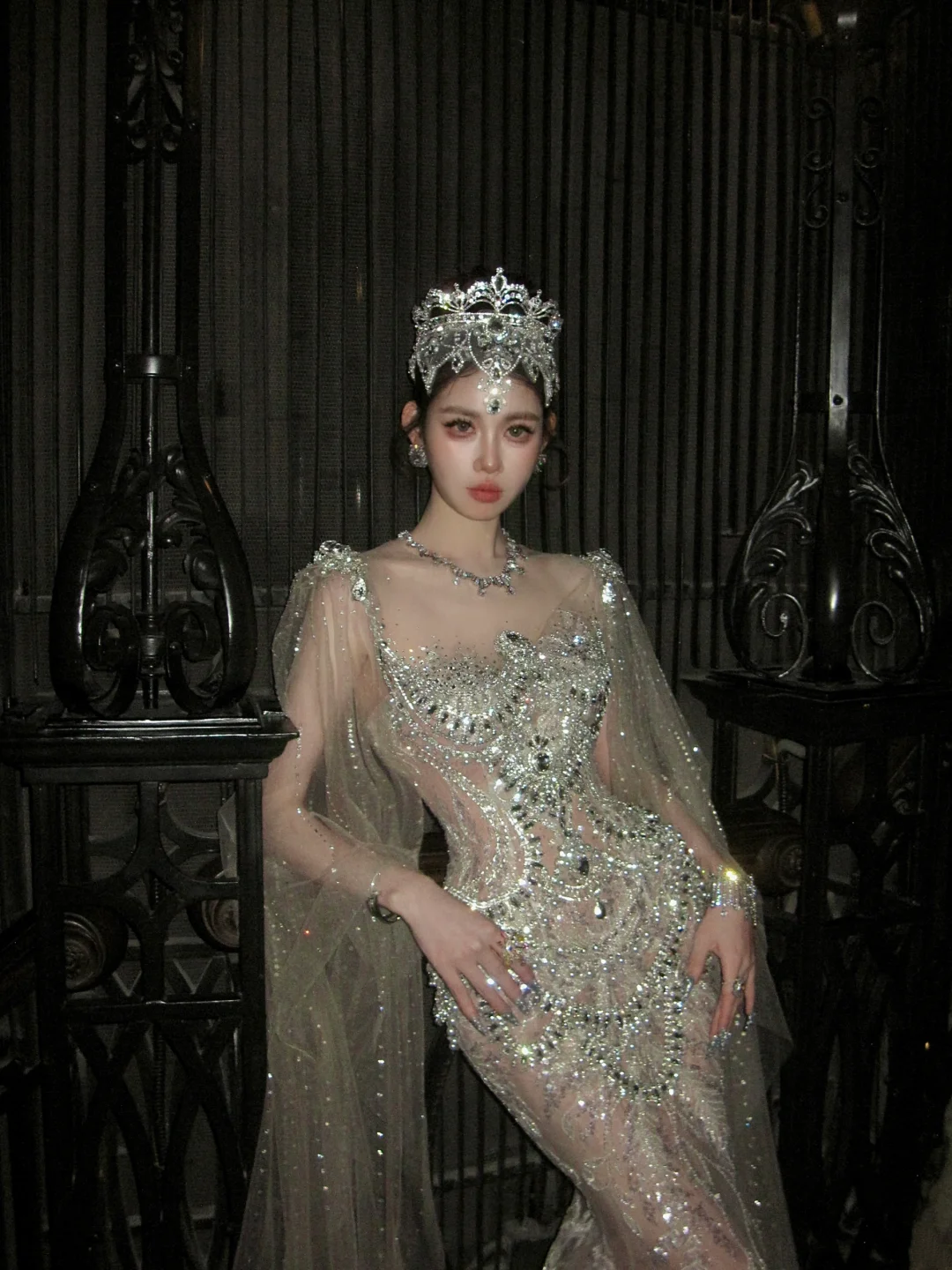 Glitzerndes Meerjungfrauen-Brautkleid mit silbernen Pailletten, langer Schleppe und Cape – Märchenhaftes Brautkleid N067