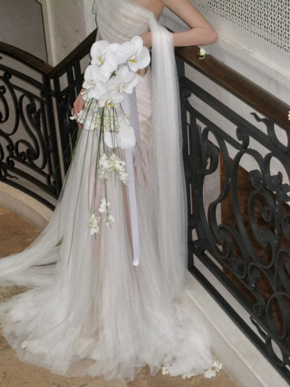 Schlichtes, schulterfreies Meerjungfrauen-Brautkleid aus weißem Tüll mit Falten und Raffungen – ein märchenhaftes Brautkleid (Modell N066)