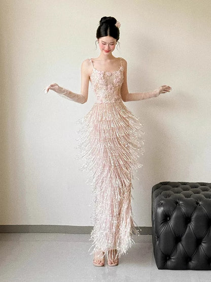 Robe de bal rose sans manches à paillettes, coupe trapèze, bretelles spaghetti, pompons et perles : inspiration pour une longue soirée ou un 18e anniversaire (AB2217)