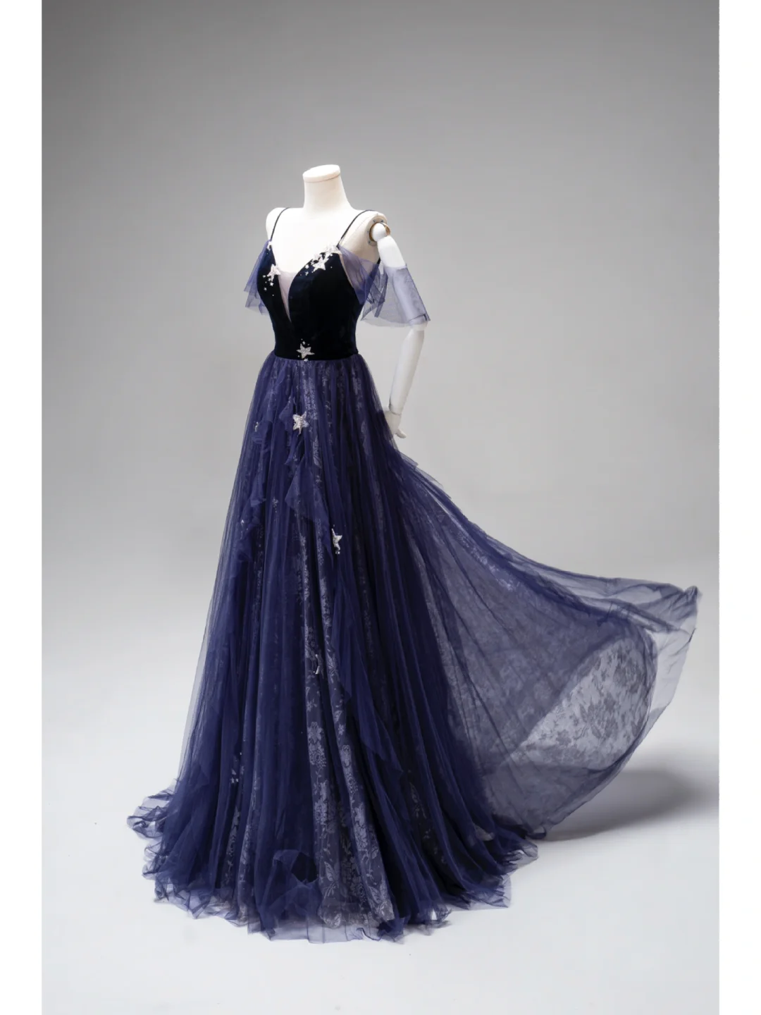 Niedliches, langes A-Linien-Abendkleid aus traubenfarbenem Tüll mit Spaghettiträgern – ein echter Hingucker zum 19. Geburtstag (AB871)
