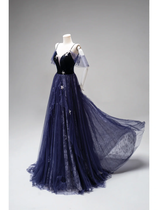 Niedliches, langes A-Linien-Abendkleid aus traubenfarbenem Tüll mit Spaghettiträgern – ein echter Hingucker zum 19. Geburtstag (AB871)