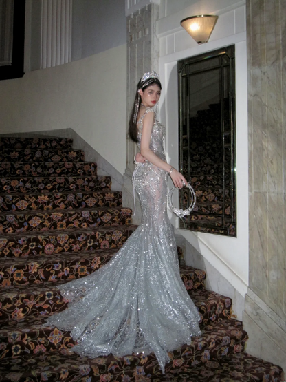 Robe de mariée sirène luxueuse à col rond ornée de perles, de pierres précieuses et de sequins argentés, coupe ajustée, référence N073