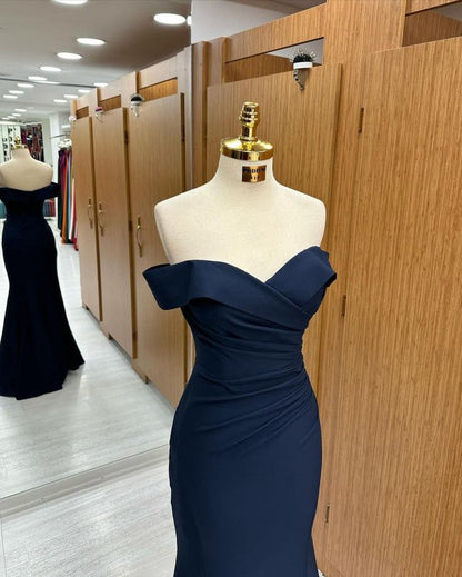 Marineblaues schulterfreies Meerjungfrauen-Abendkleid mit kurzen Ärmeln und Herzausschnitt, perfekt für Geburtstage und als Ballkleid (AB2390)