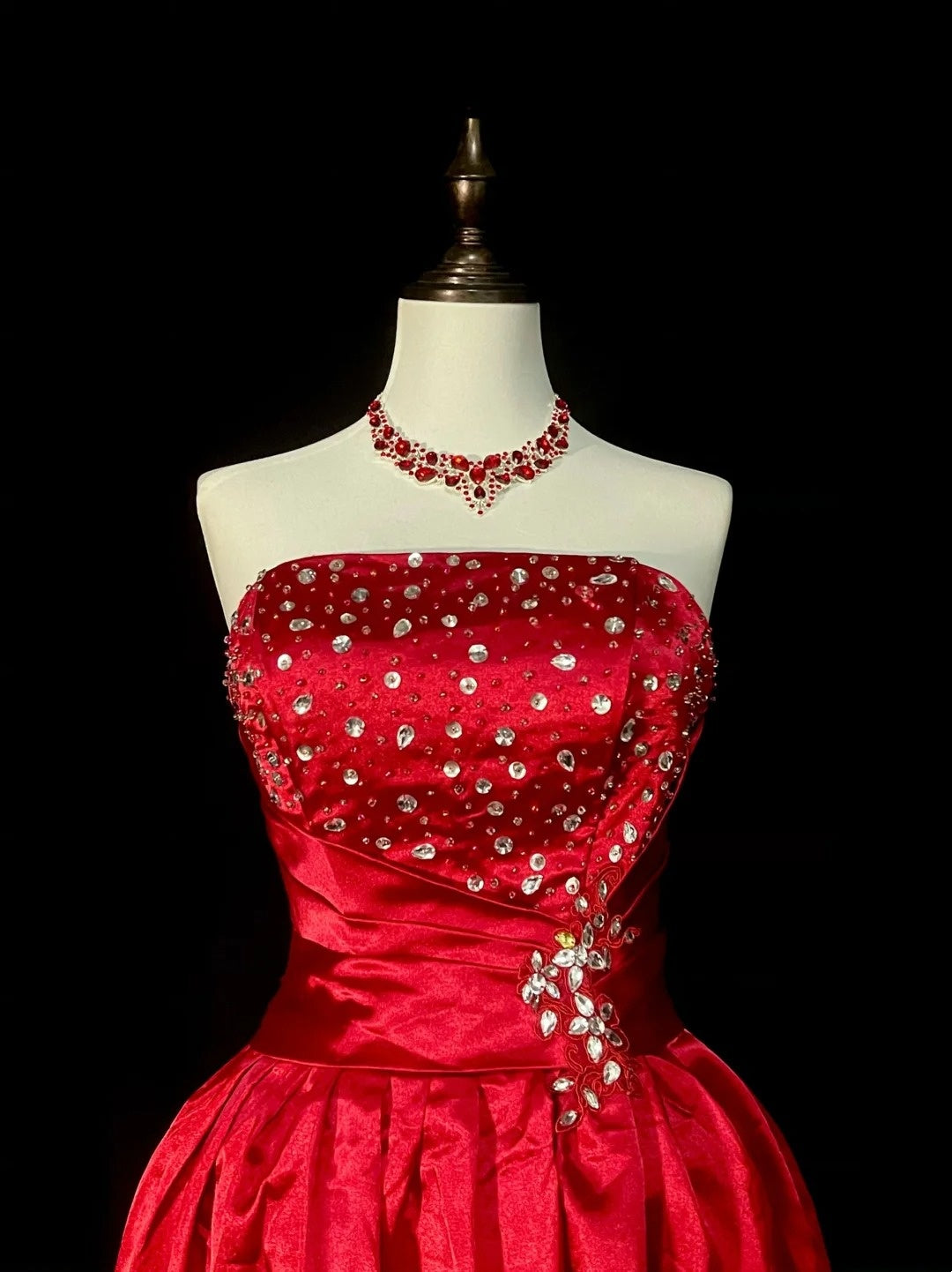 Vintage-Ballkleid, trägerlos, roter Tüll, Inspiration für die 2000er Jahre, Homecoming-Kleider, kurze Inspiration, N1354