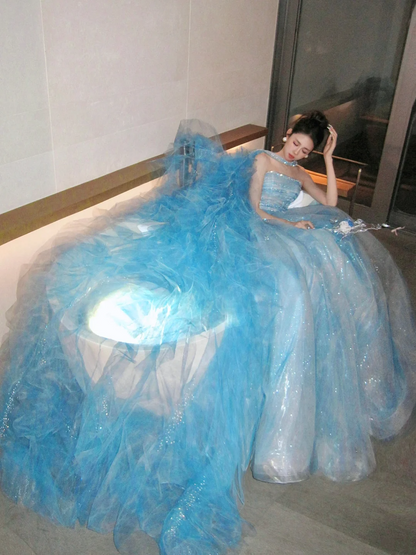 Elegantes, trägerloses Ballkleid in Eisblau mit langem Cape, gestuft, aesthetisch, langes Abendkleid für Abschlussfeiern N057