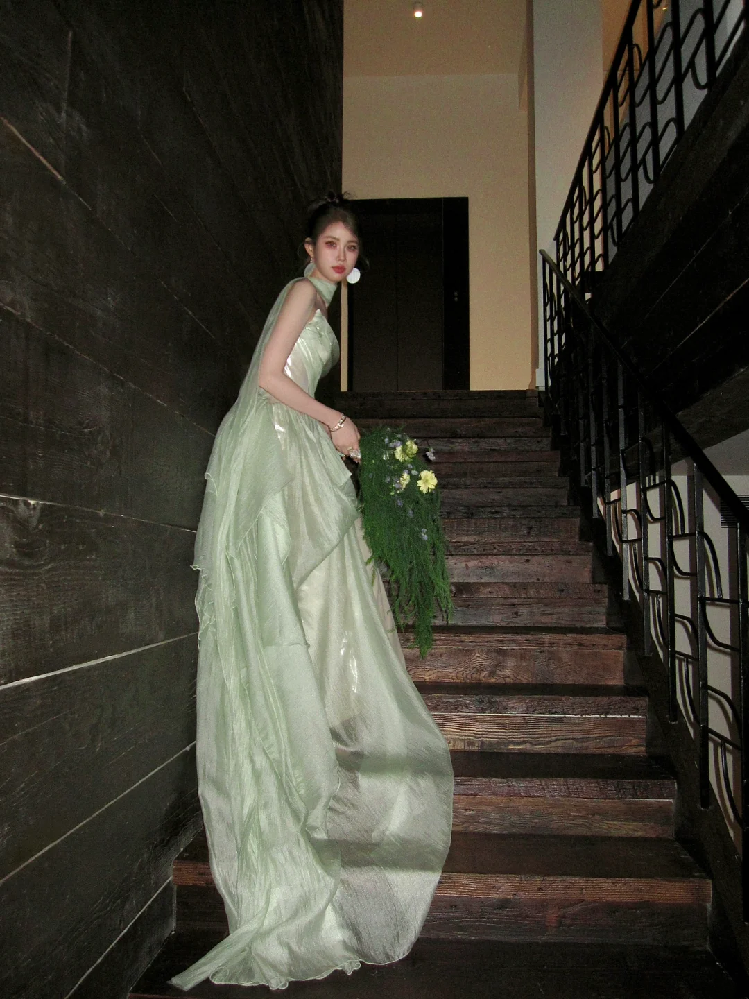 Schlichtes, trägerloses, salbeigrünes, glänzendes Satin-Abendkleid in A-Linie – Ästhetisches langes Ballkleid für Abschlussball und Abendveranstaltung N056