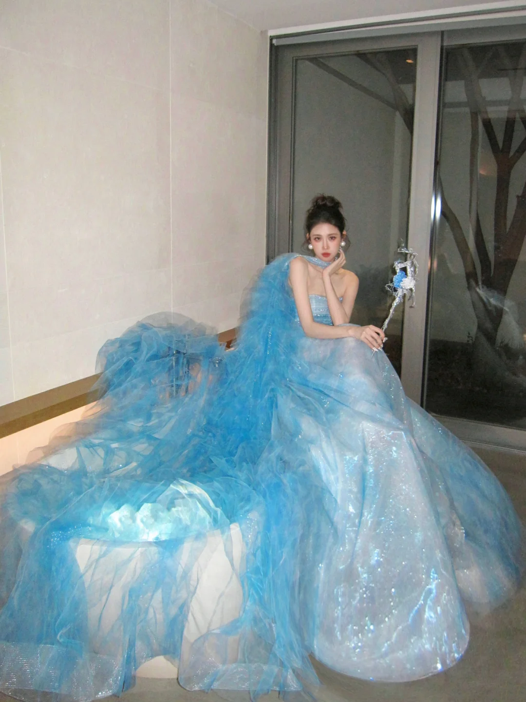 Elegantes, trägerloses Ballkleid in Eisblau mit langem Cape, gestuft, aesthetisch, langes Abendkleid für Abschlussfeiern N057