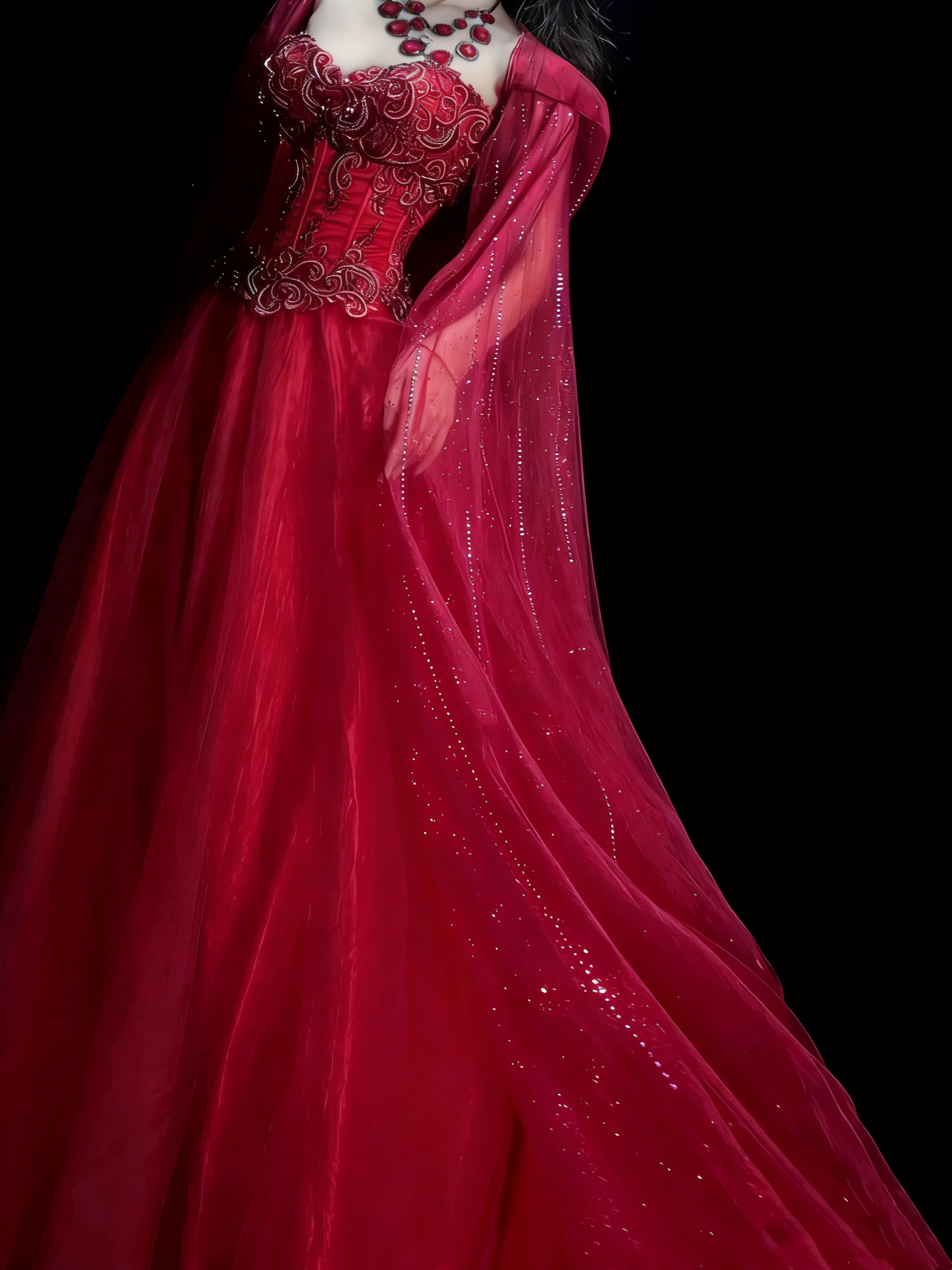 Robe de bal élégante en tulle rouge à décolleté cœur et cape ornée de perles, longueur au sol. Inspiration robes de bal longues N1196