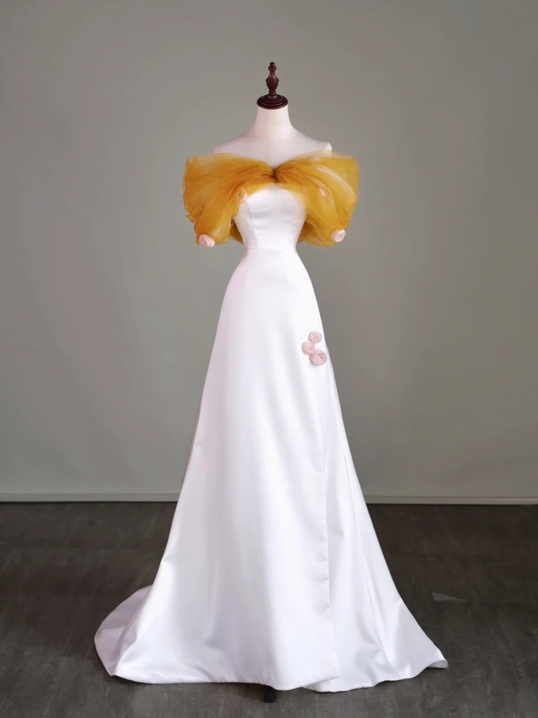 Superbes Robes de Bal Coupe A Bretelles Tombantes Satin Blanc avec Fleurs 3D Robe de Soirée Longue N2490