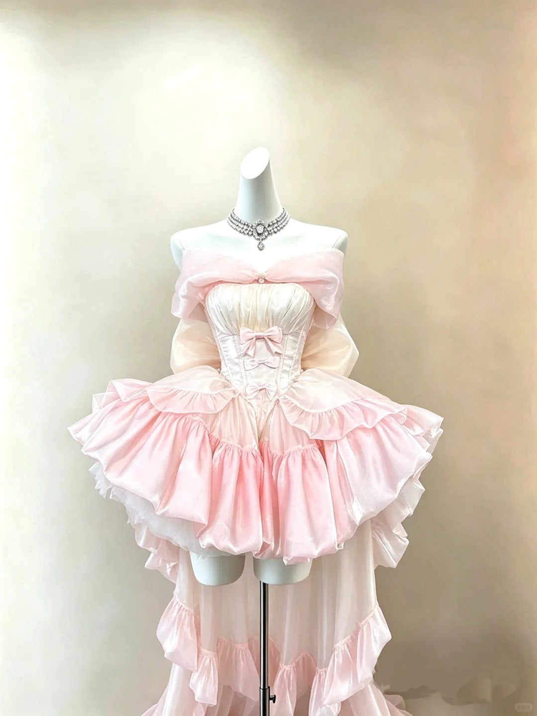 Wunderschönes Ballkleid schulterfrei hellrosa mit Rüschen Abschlussballkleider Inspo Abschlussjahrgang Homecoming Outfits RB4712