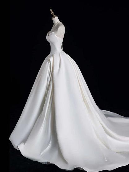 Elegantes, plissiertes Ballkleid aus weißem Satin mit Herzausschnitt – ein langes, märchenhaftes Brautkleid für den Herbst (N690)