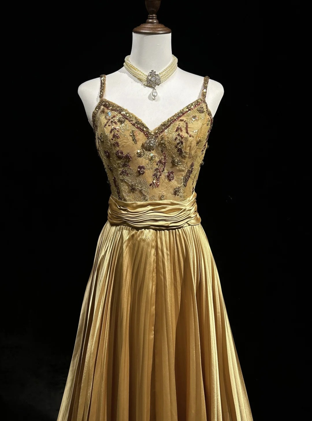 Robes de bal vintage en satin doré coupe trapèze à fines bretelles avec volants et perles, longue robe de soirée N2501