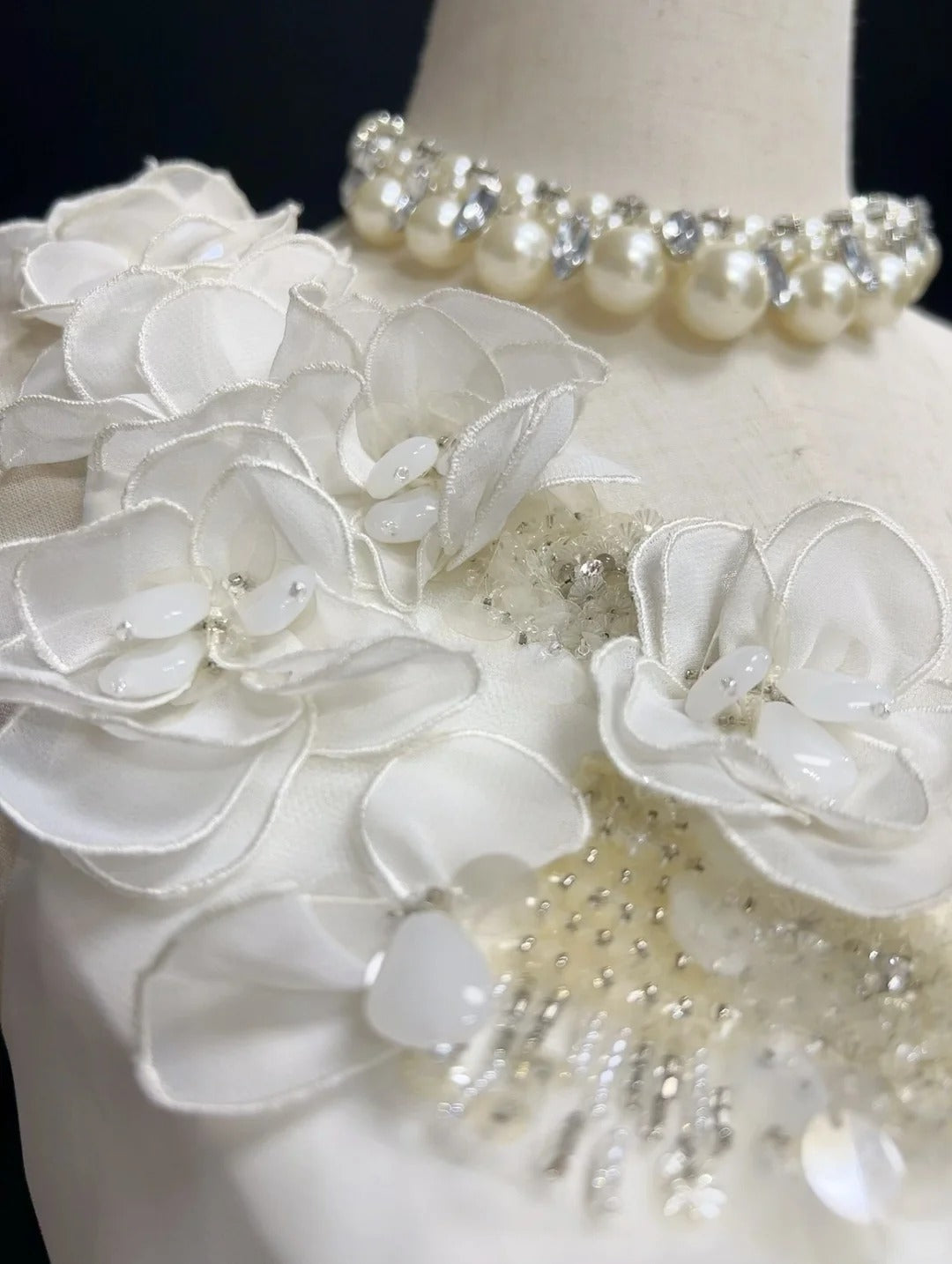Robes de mariée uniques sirène asymétrique en mousseline blanche avec perles, robe de mariée longue pour jardin d'été N3679