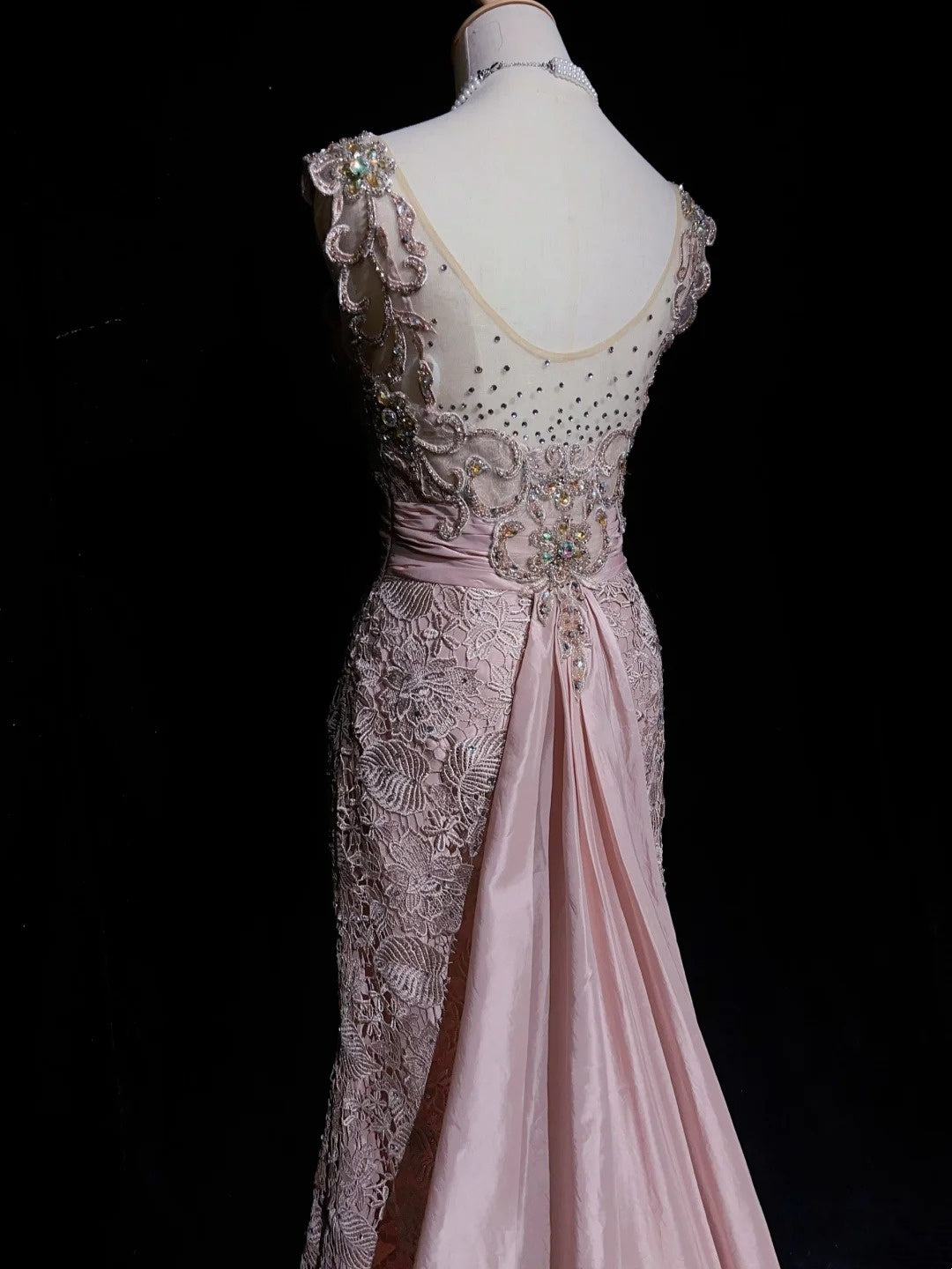 Vintage Abschlussballkleider 1960er Jahre Meerjungfrau V-Ausschnitt Rosa Spitze mit appliziertem perlenbesetztem langen Abschlussballkleid N3107