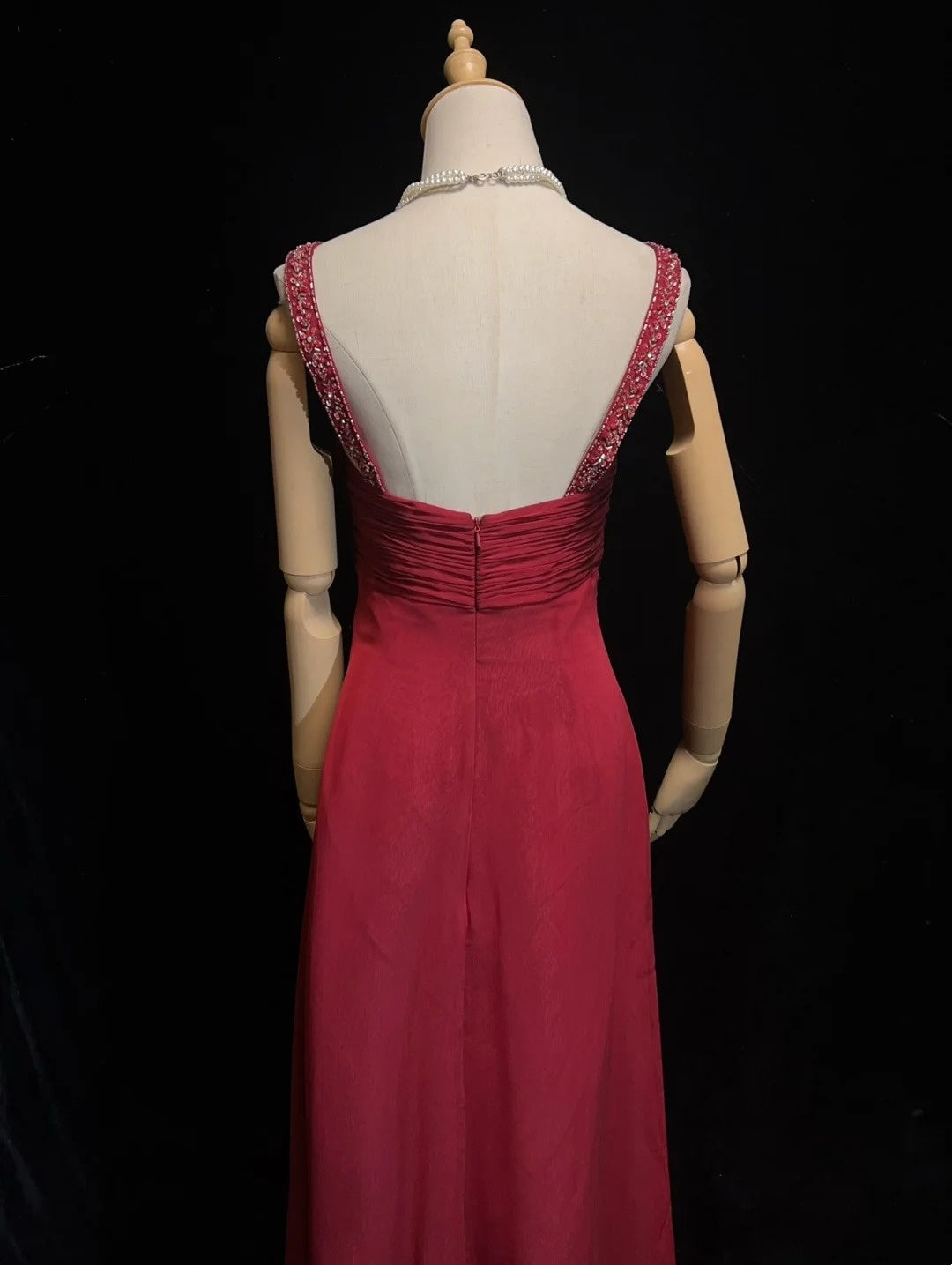 Elegante Abschlussballkleider A-Linie Rundhalsausschnitt Burgund Chiffon Mit Cape Perlen Ärmellos Langes Abendkleid N2885