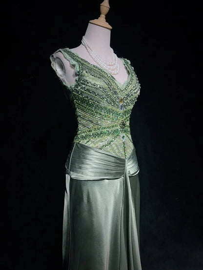 Vintage Ballkleider Meerjungfrau V-Ausschnitt Salbeigrün Ärmellos Satin mit Perlenstickerei 1980er Jahre Langes Abendkleid N2865