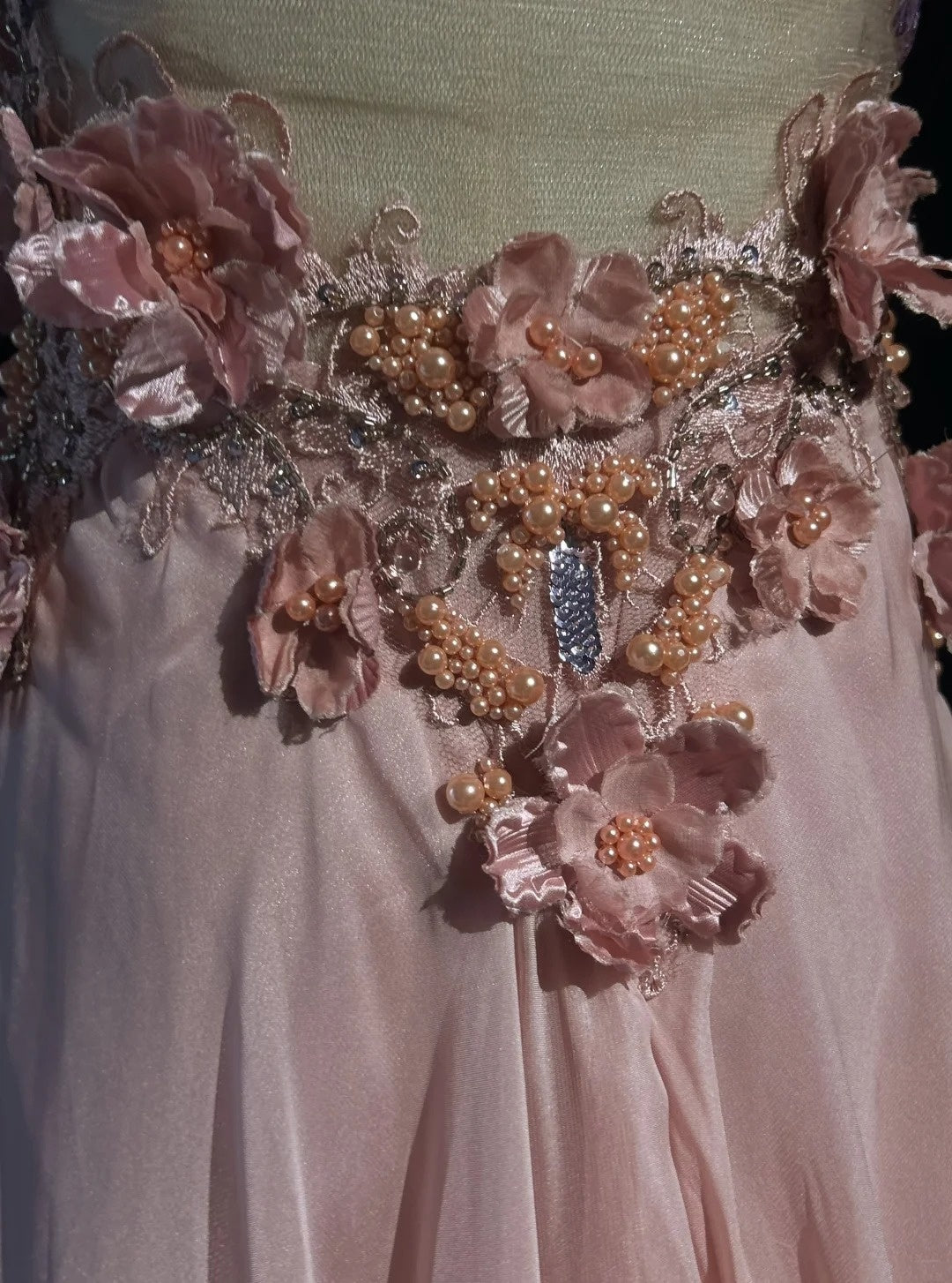 Vintage Abschlussballkleider A-Linie V-Ausschnitt Rosa Chiffon 70er Jahre mit 3D Blumen Perlenbesatz Langes Abendkleid N2528