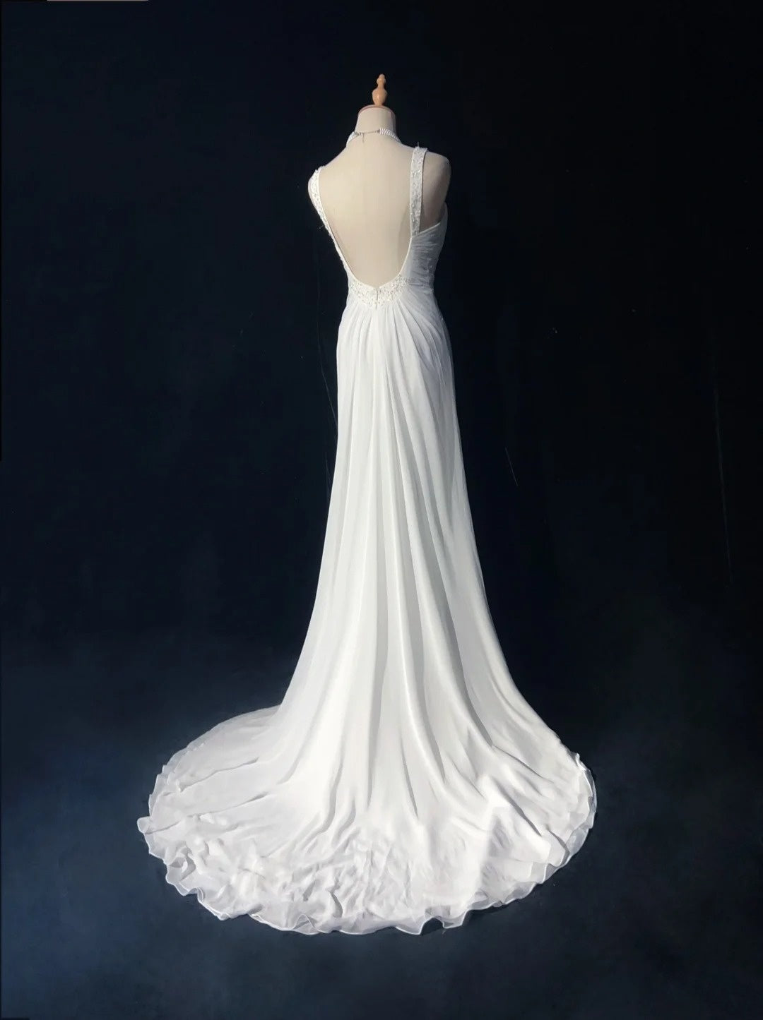 Einfache weiße Abschlussballkleider A-Linie V-Ausschnitt Chiffon Ärmellos mit Perlen Semi-formelles Abendkleid N3820