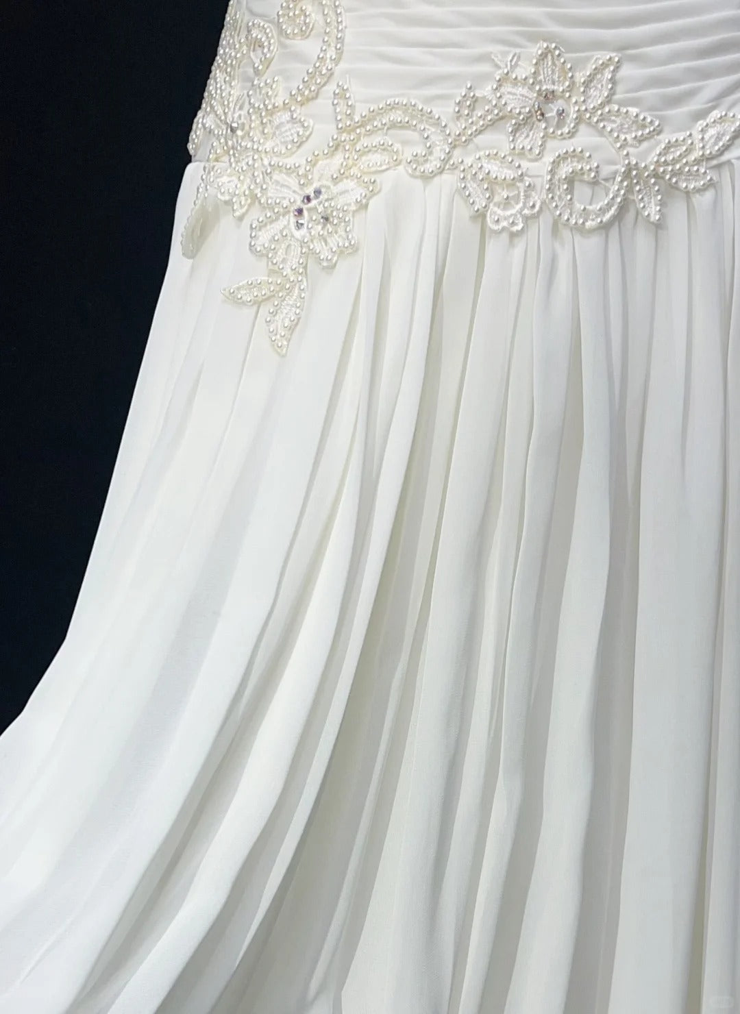 Robes de mariée intemporelles, coupe trapèze, bustier, en mousseline blanche avec longue traîne brodée N3013