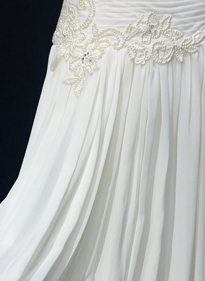 Robes de mariée intemporelles, coupe trapèze, bustier, en mousseline blanche avec longue traîne brodée N3013