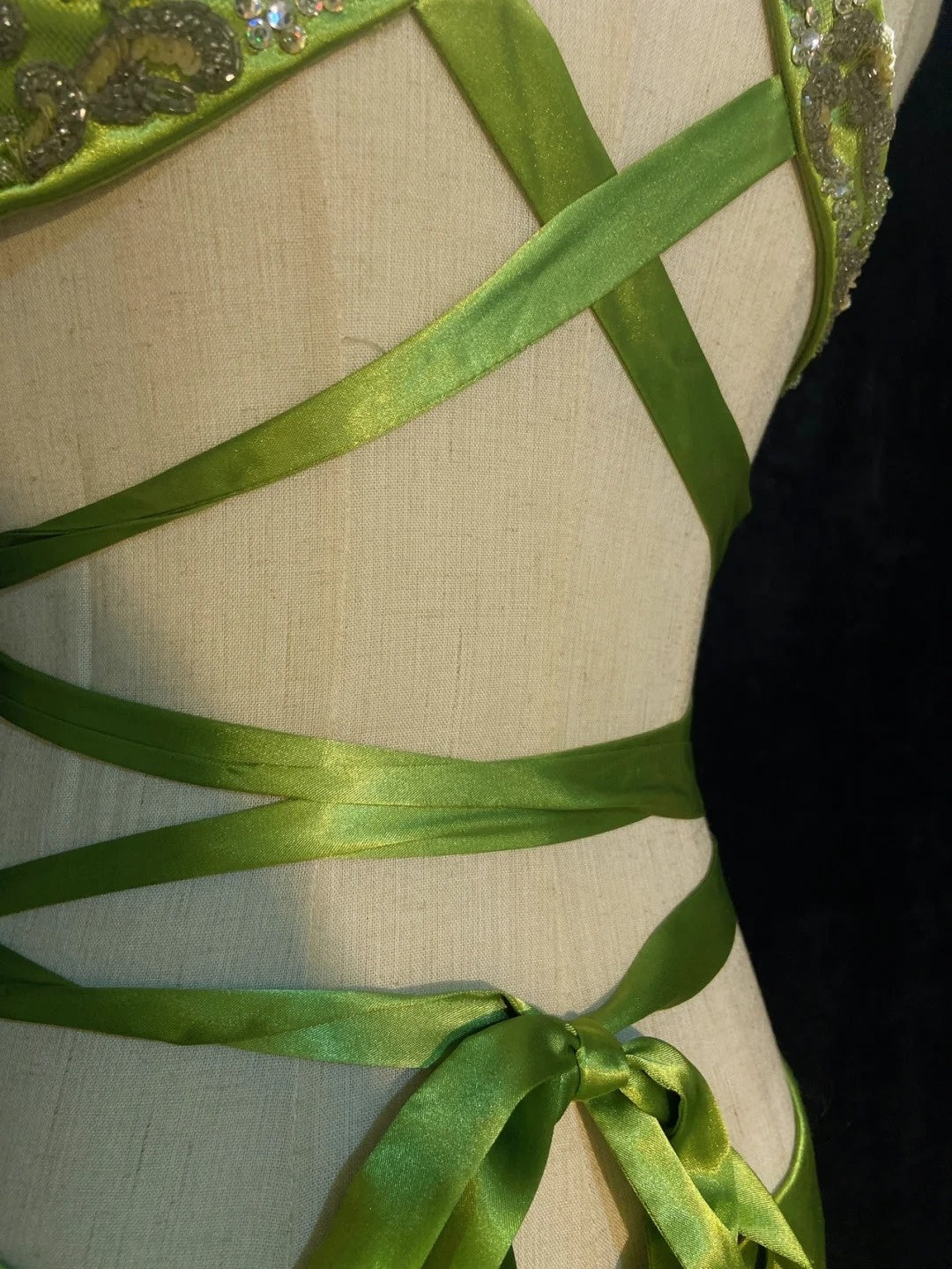 Robes de bal modestes Sirène Halter Vert Dos Nu Satin Sans Manches Longues Tenues de Soirée Formelles N3634