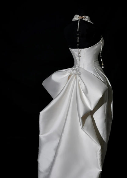 Schlichtes Brautkleid, Etuikleid, herzförmiger Schnitt, Satin, plissiert, figurbetont, langes Brautkleid AB2530