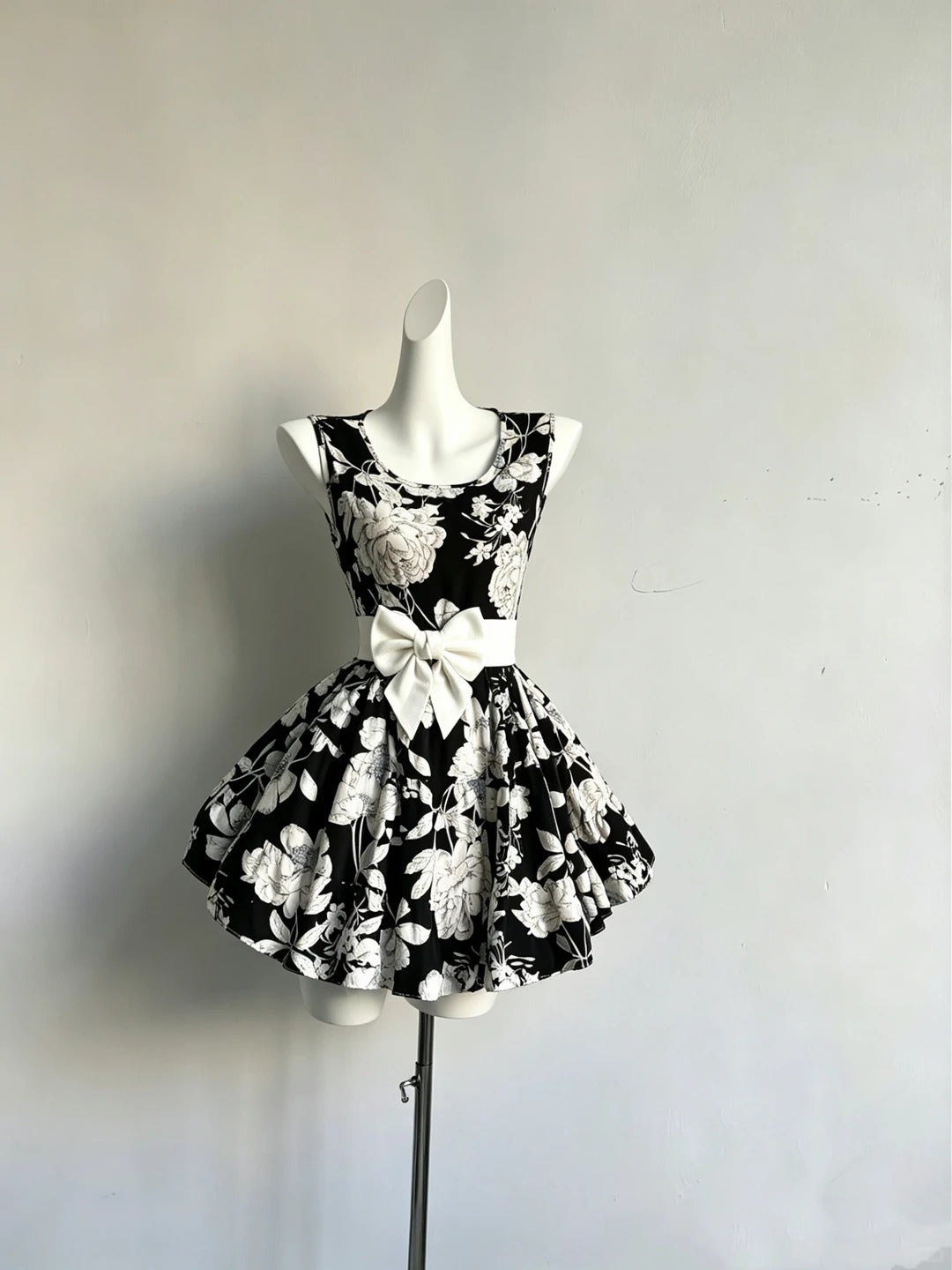 Süßes Ballkleid mit eckigem Ausschnitt, schwarzem Satin, Mini, 9. Klasse, kurze Senior-Inspo, Geburtstagsoutfits, Homecoming-Kleider RB3286