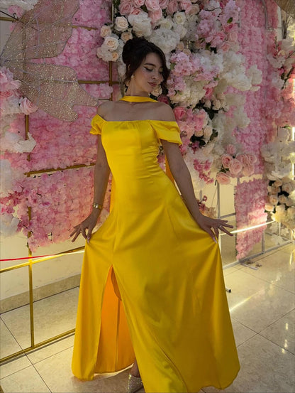 Magnifique robe de bal jaune fourreau en satin, épaules dénudées, fente haute et foulard inclus AB190