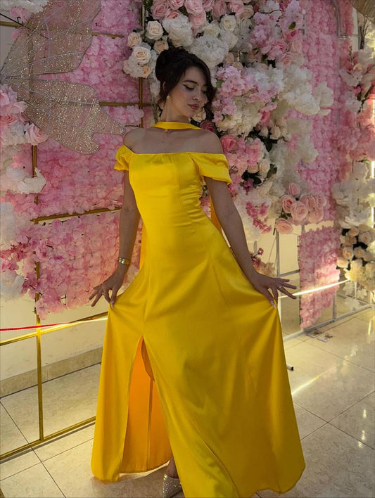 Magnifique robe de bal jaune fourreau en satin, épaules dénudées, fente haute et foulard inclus AB190